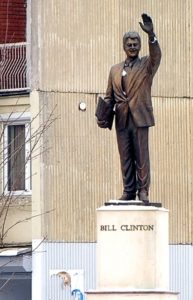 Памятник Биллу Клинтону в Приштине (Косово)