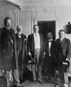 На мирных переговорах в Портсмуте. Слева направо С.Ю. Витте, Р.Р. Розен, Т. Рузвельт, Д. Комура, К. Такахира