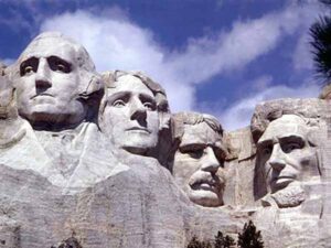 Гора Рашмор в Блэк-Хилс, Южная Дакота. Джордж Вашингтон, Томас Джефферсон, Теодор Рузвельт и Авраам Линкольн